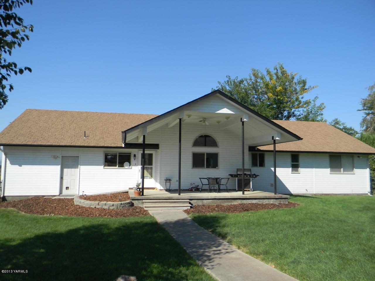 1805 Ekelman Road Yakima, WA 98901 - Photo 12 of 16 a front view of a house with garden