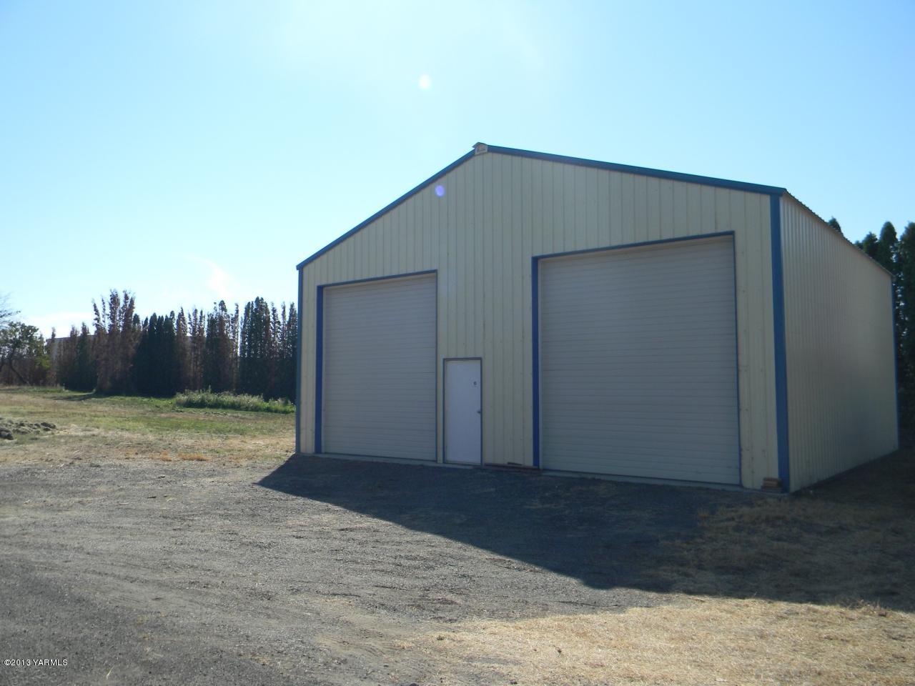 1805 Ekelman Road Yakima, WA 98901 - Photo 15 of 16 a backyard of a house
