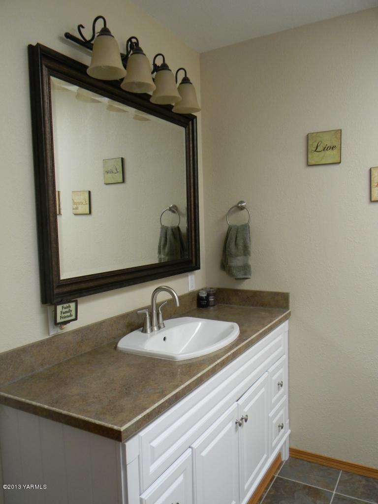 1805 Ekelman Road Yakima, WA 98901 - Photo 8 of 16 a bathroom with a sink and a mirror