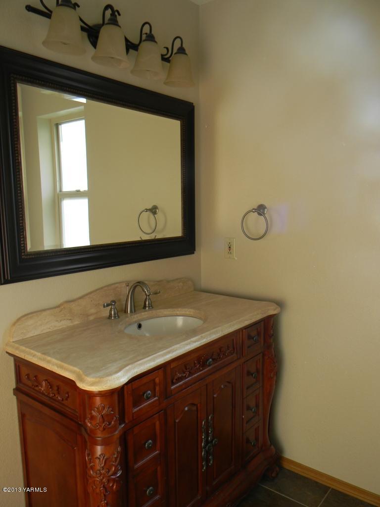 1805 Ekelman Road Yakima, WA 98901 - Photo 9 of 16 a bathroom with a sink and a mirror