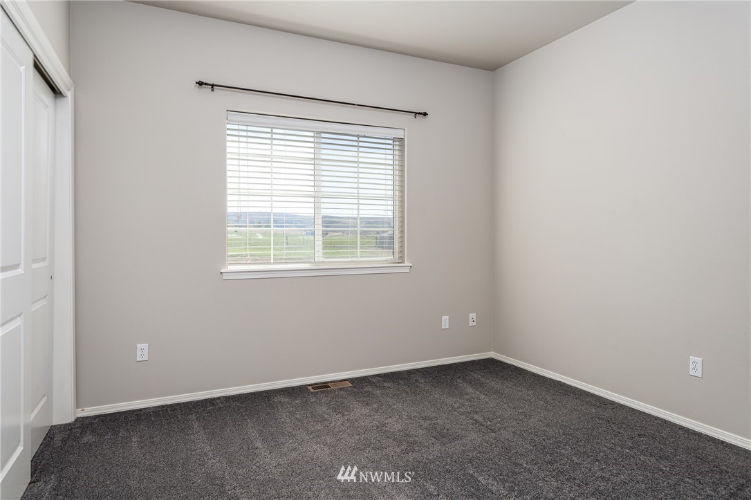 704 Firing Center Road Yakima, WA 98901 - Photo 22 of 29 an empty room with a window