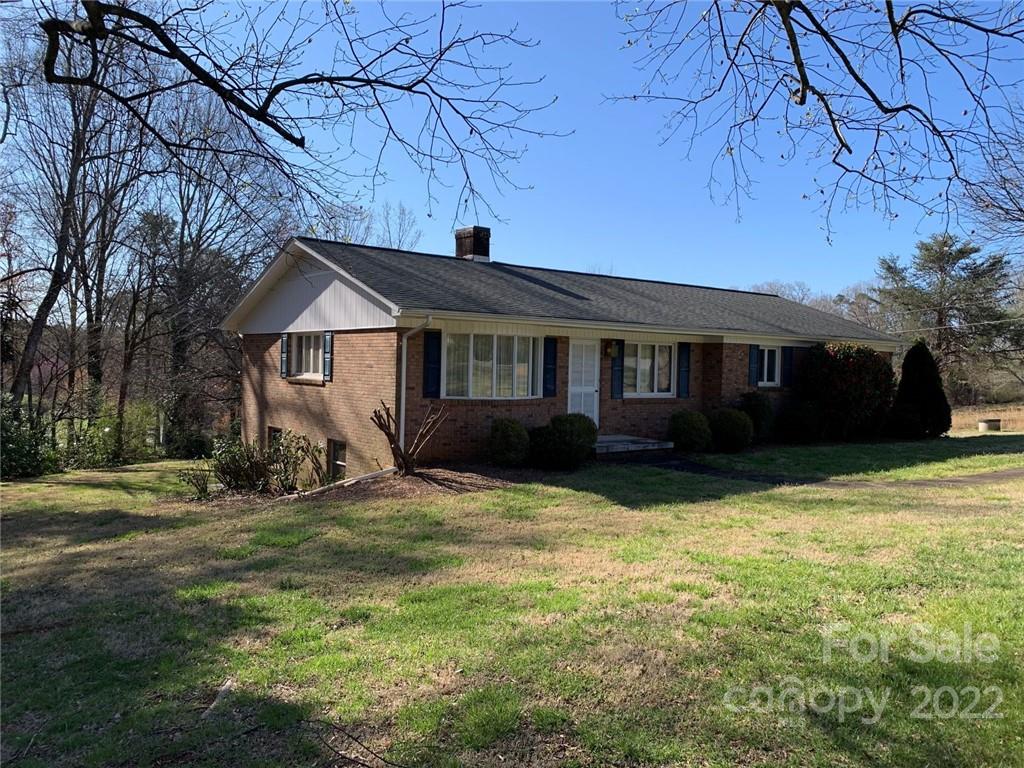 a view of a house with a yard