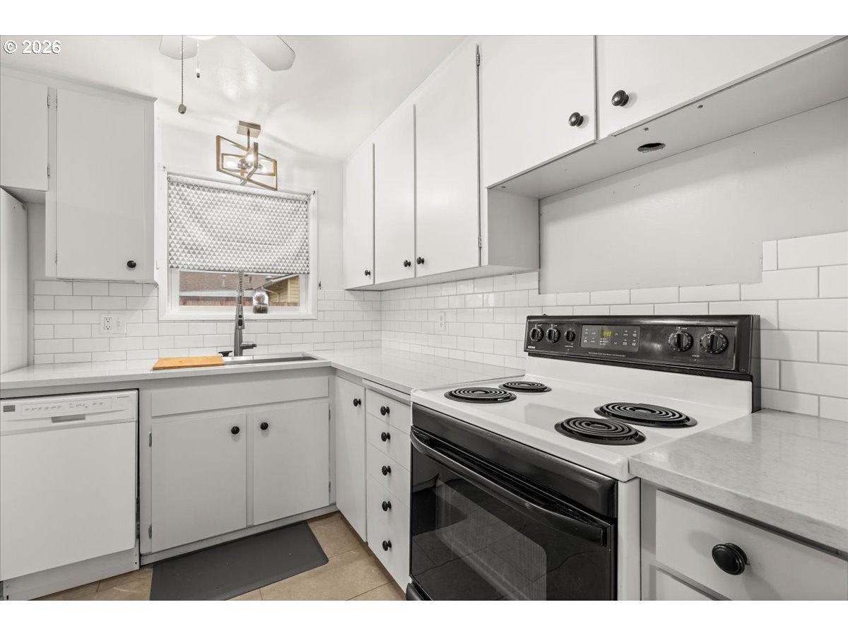 1386 Umpqua Road Woodburn, OR 97071 - Photo 13 of 32 a kitchen with cabinets and appliances