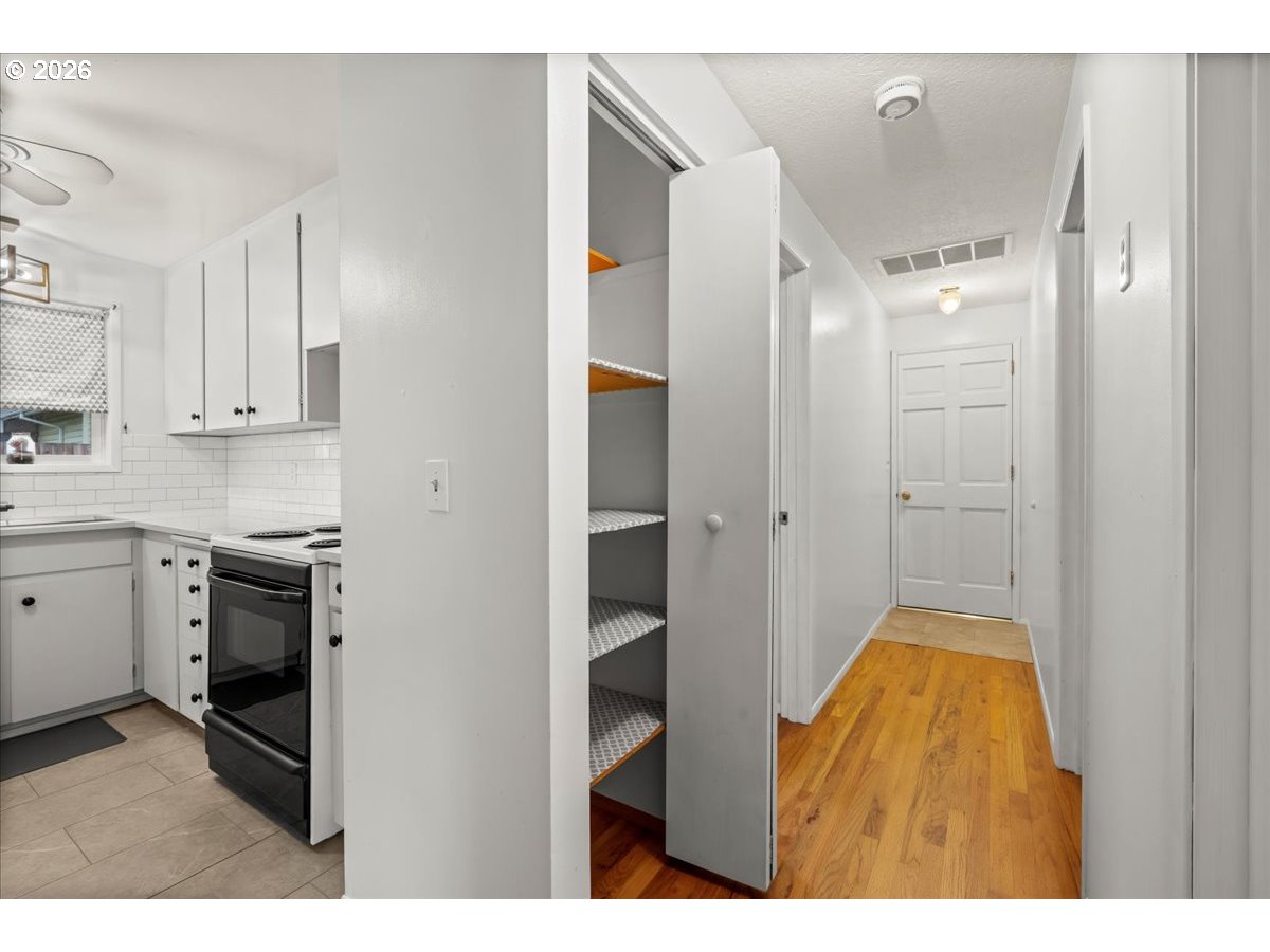 1386 Umpqua Road Woodburn, OR 97071 - Photo 15 of 32 a bathroom with a sink and a mirror