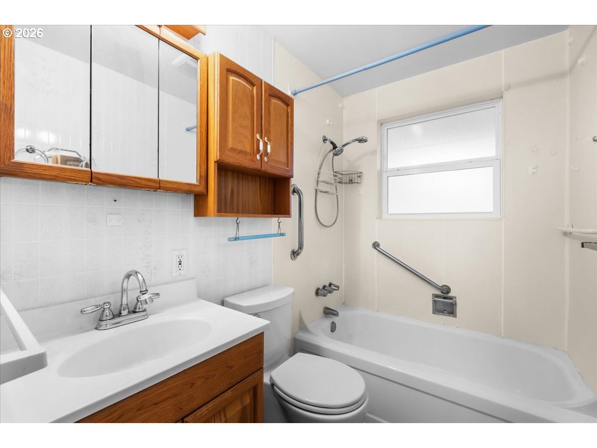 1386 Umpqua Road Woodburn, OR 97071 - Photo 20 of 32 a bathroom with a sink a toilet and bathtub