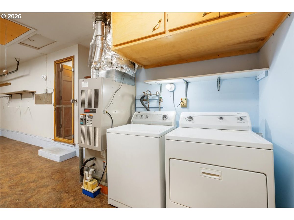 1386 Umpqua Road Woodburn, OR 97071 - Photo 22 of 32 a utility room with dryer and washer