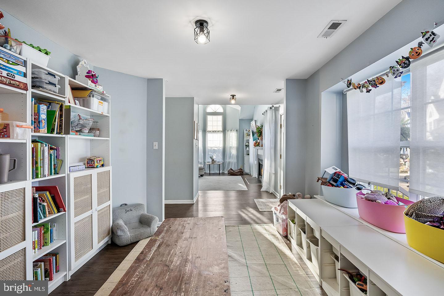 72 Pondview Lane Sicklerville, NJ 08081 - Photo 11 of 34 a living room with furniture and a book shelf