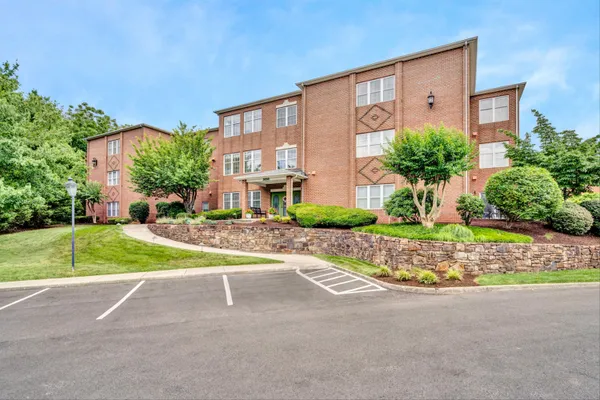 $289,900 | 3050 McVitty Forest Drive, Unit 106, Roanoke, VA 24018