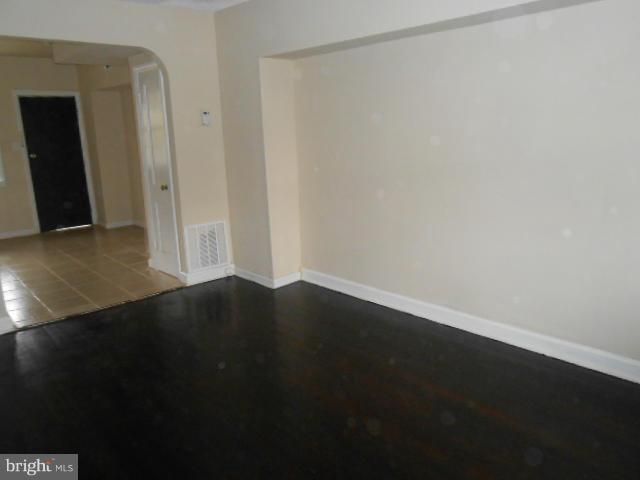 3544 Benzinger Road Baltimore, MD 21229 - Photo 3 of 9 Living Room