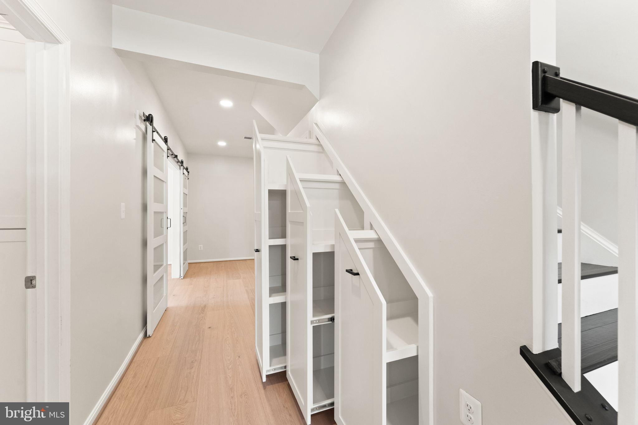 42295 Riggins Ridge Terrace Brambleton, VA 20148 - Photo 8 of 69 Custom built-ins