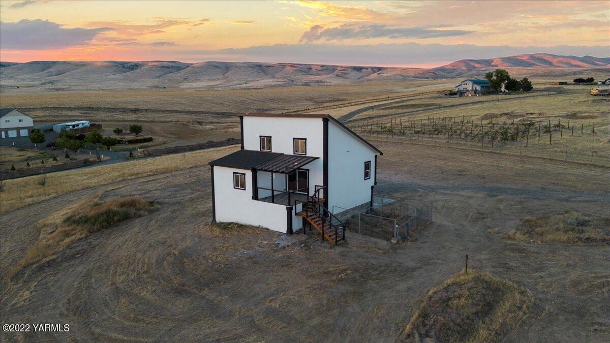 11211 Mieras Road Yakima, WA 98901 - Photo 1 of 40 a view of a terrace with a ocean