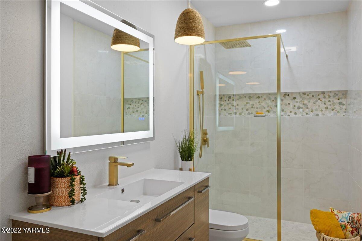 11211 Mieras Road Yakima, WA 98901 - Photo 18 of 40 a bathroom with a sink and a mirror