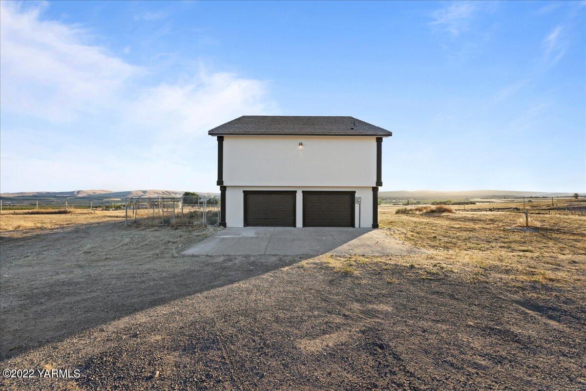 11211 Mieras Road Yakima, WA 98901 - Photo 25 of 40 a big room with an ocean view