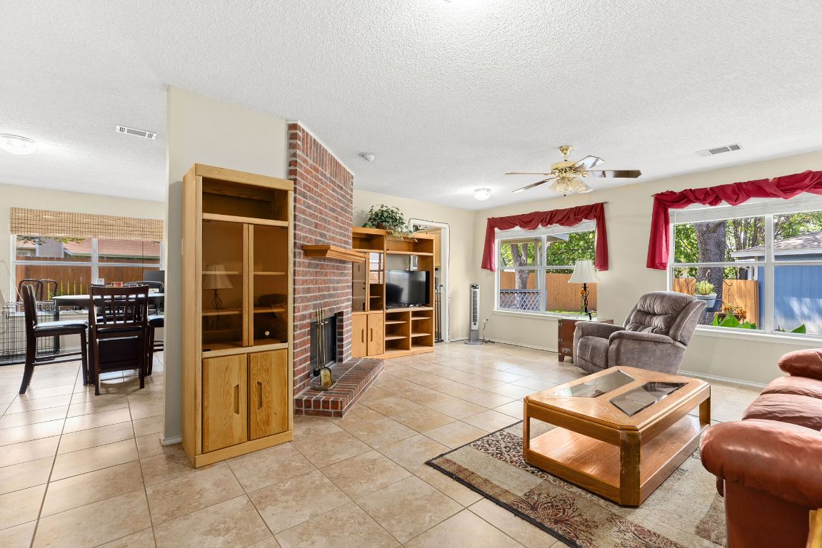 2158 Redwing Way Round Rock, TX 78664 - Photo 5 of 25 a living room with furniture