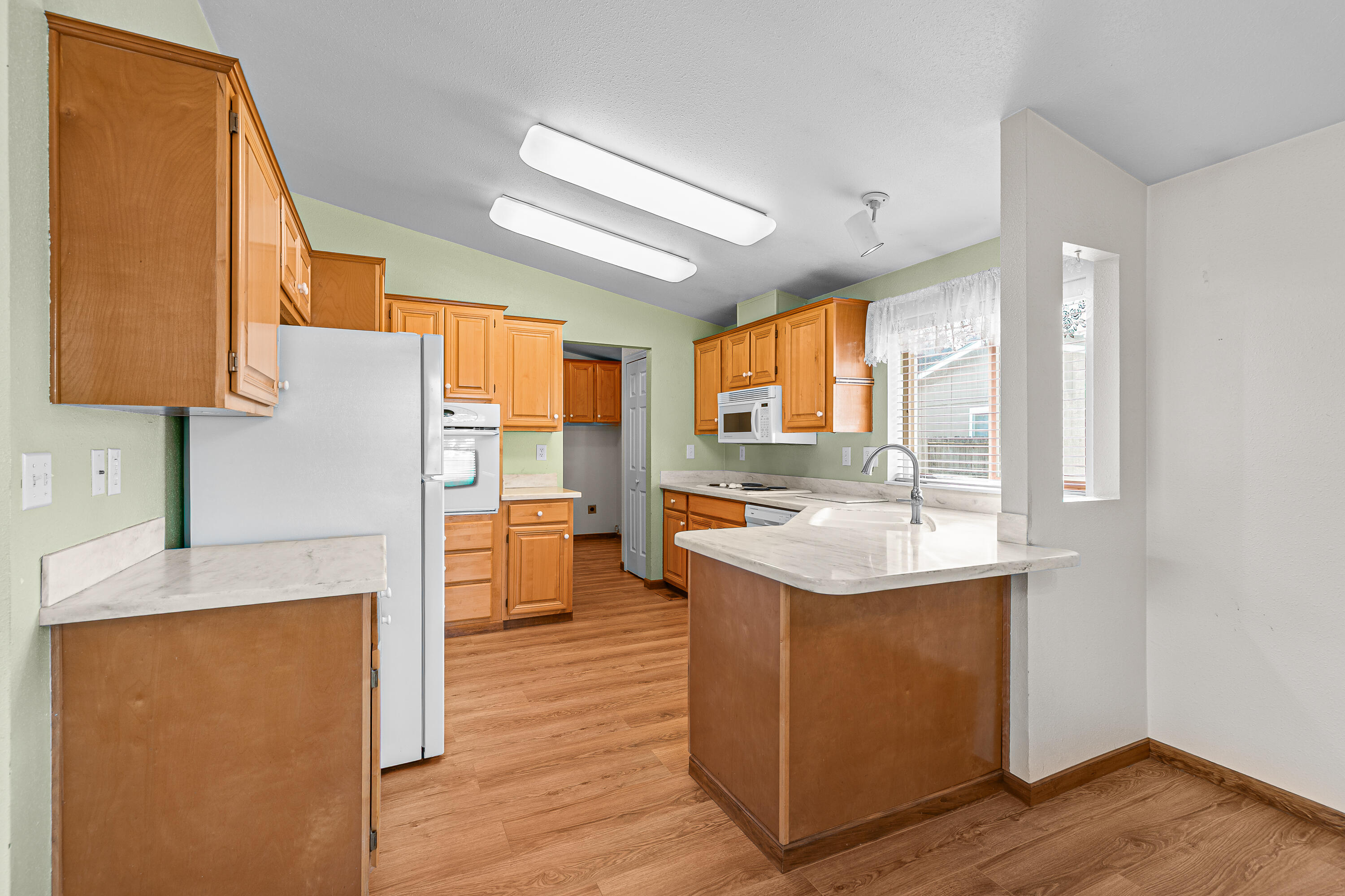 555 Freeman Road, Unit 251 Central Point, OR 97502 - Photo 8 of 30 Kitchen Eating Counter