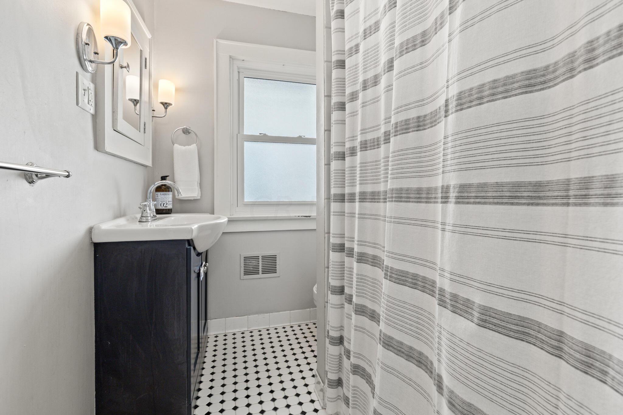 210 Tibet Road Columbus, OH 43202 - Photo 22 of 32 Full Bathroom