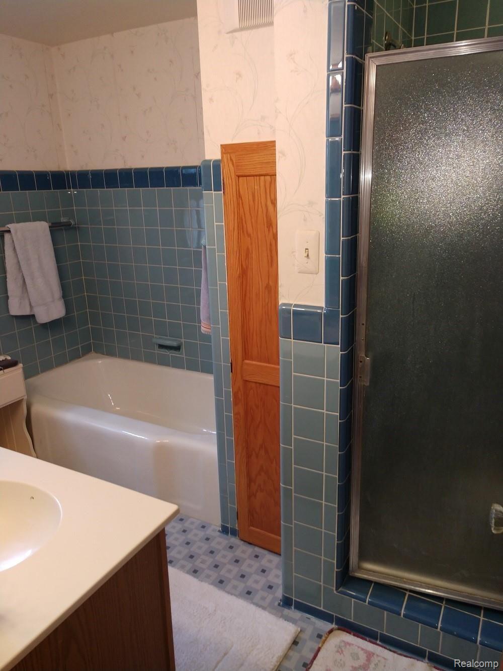 8940 Ruth Avenue Allen Park, MI 48101 - Photo 25 of 33 SECOND FLOOR FOUR PIECE BATH!