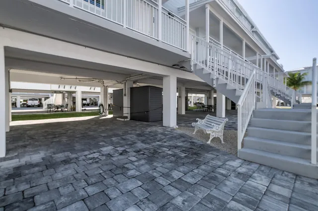 a view of entryway with a front door