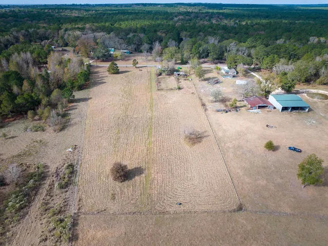 an outdoor space with lots of white house