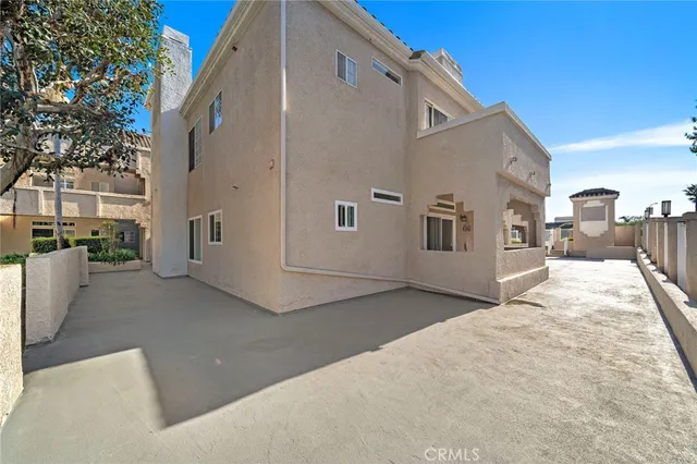 $739,000 | 4561 Warner Avenue, Unit 101, Huntington Beach, CA 92649