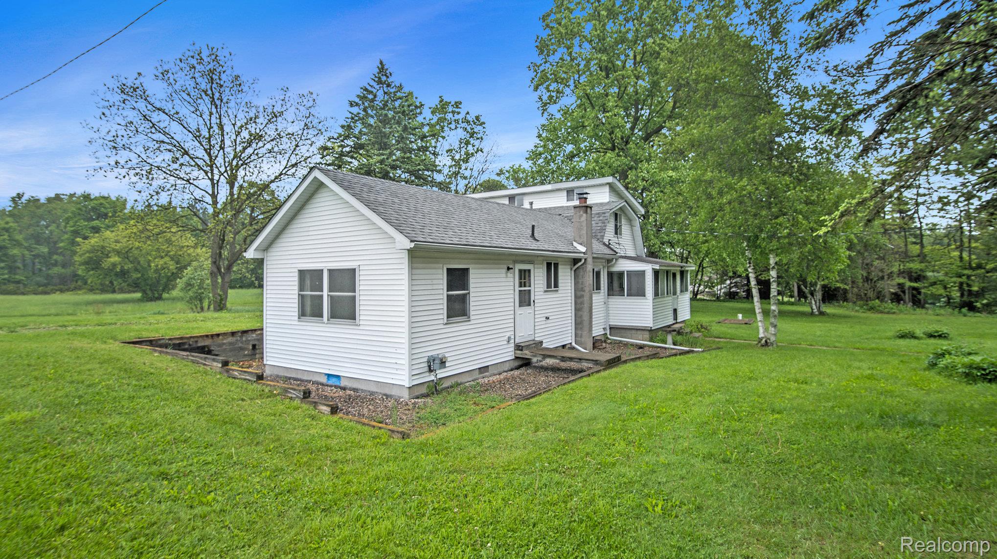 9475 Denton Hill Road Fenton, MI 48430 - Photo 2 of 34 001_file_765.jpg