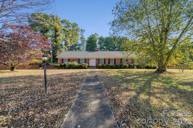 a house view with yard