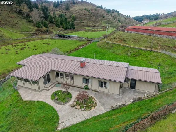 $2,500,000 | 70033 Larsen Ranch Road, North Bend, OR 97459