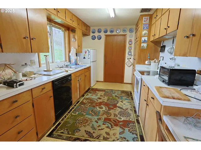 $2,500,000 | 70033 Larsen Ranch Road, North Bend, OR 97459