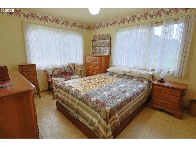 $2,500,000 | 70033 Larsen Ranch Road, North Bend, OR 97459