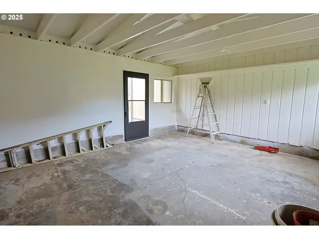 $2,500,000 | 70033 Larsen Ranch Road, North Bend, OR 97459