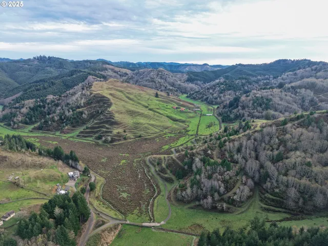 $2,500,000 | 70033 Larsen Ranch Road, North Bend, OR 97459