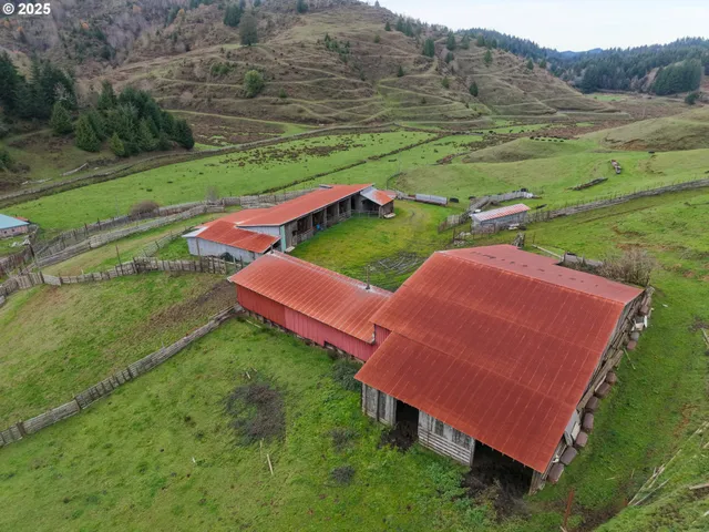 $2,500,000 | 70033 Larsen Ranch Road, North Bend, OR 97459