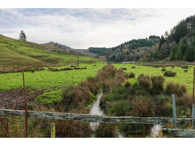 $2,500,000 | 70033 Larsen Ranch Road, North Bend, OR 97459