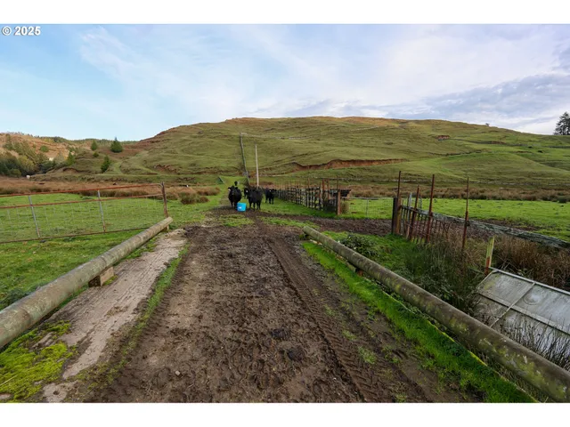 $2,500,000 | 70033 Larsen Ranch Road, North Bend, OR 97459