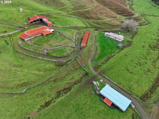 $2,500,000 | 70033 Larsen Ranch Road, North Bend, OR 97459