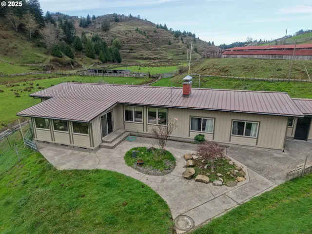 $2,500,000 | 70033 Larsen Ranch Road, North Bend, OR 97459