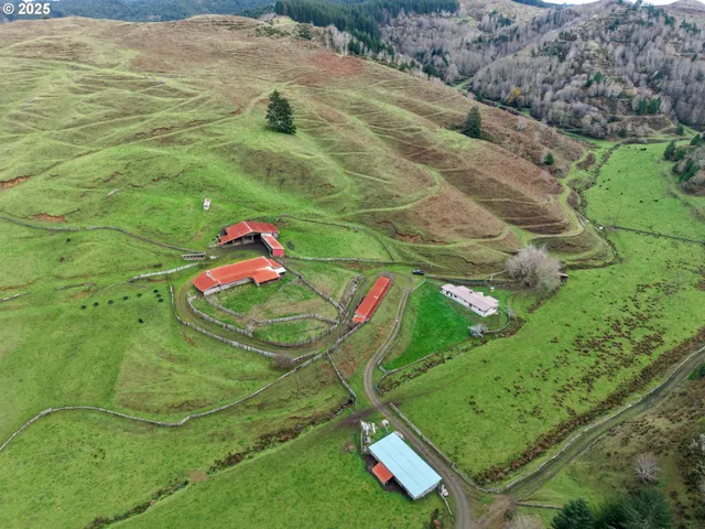 $2,500,000 | 70033 Larsen Ranch Road, North Bend, OR 97459