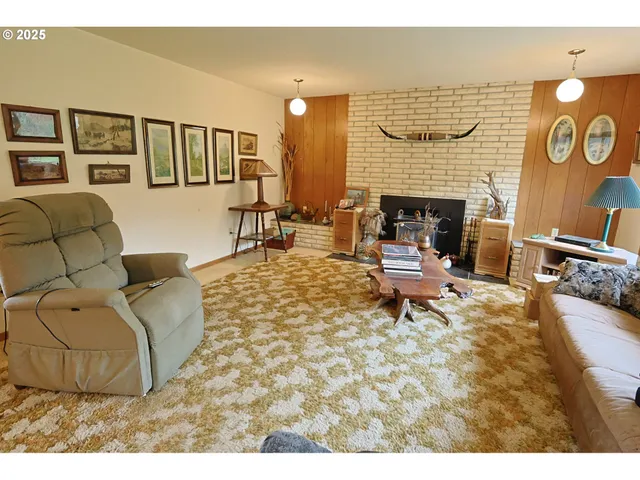 $2,500,000 | 70033 Larsen Ranch Road, North Bend, OR 97459