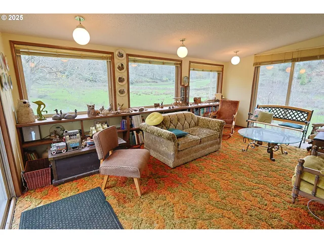 $2,500,000 | 70033 Larsen Ranch Road, North Bend, OR 97459