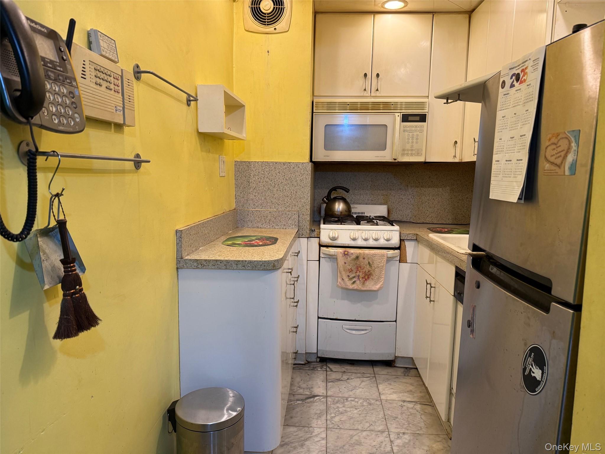 83-25 98th Street, Unit 3B Queens, NY 11421 - Photo 4 of 8 a utility room with dryer and washer