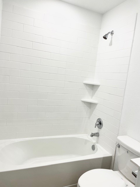 18646 Gravago Lane New Caney, TX 77357 - Photo 5 of 21 a bathroom with a bathtub and a toilet