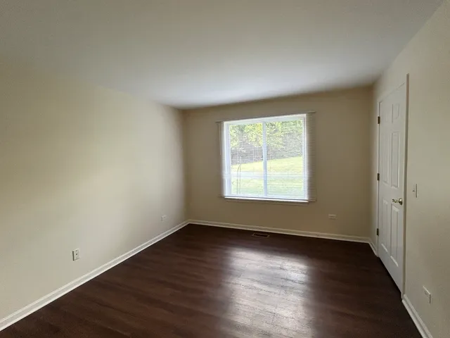 $1,875 | 2300 Woodside Drive, Carpentersville, IL 60110