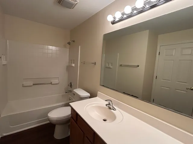 $1,875 | 2300 Woodside Drive, Carpentersville, IL 60110