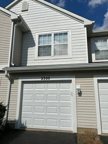 $1,875 | 2300 Woodside Drive, Carpentersville, IL 60110