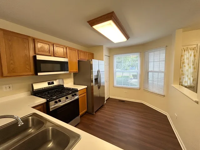 $1,875 | 2300 Woodside Drive, Carpentersville, IL 60110