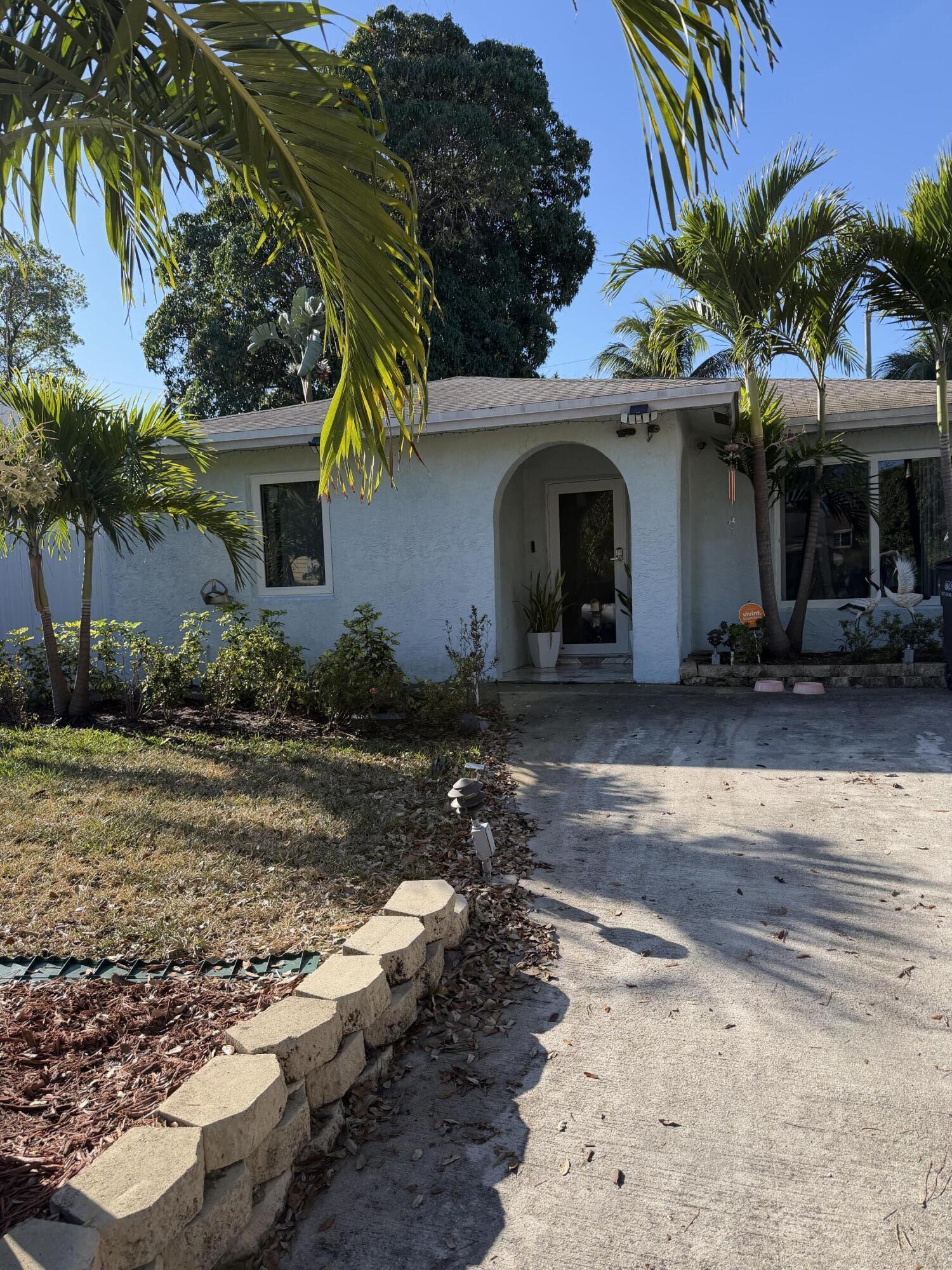 814 Colonial Road West Palm Beach, FL 33405 - Photo 1 of 8 IMG_8263