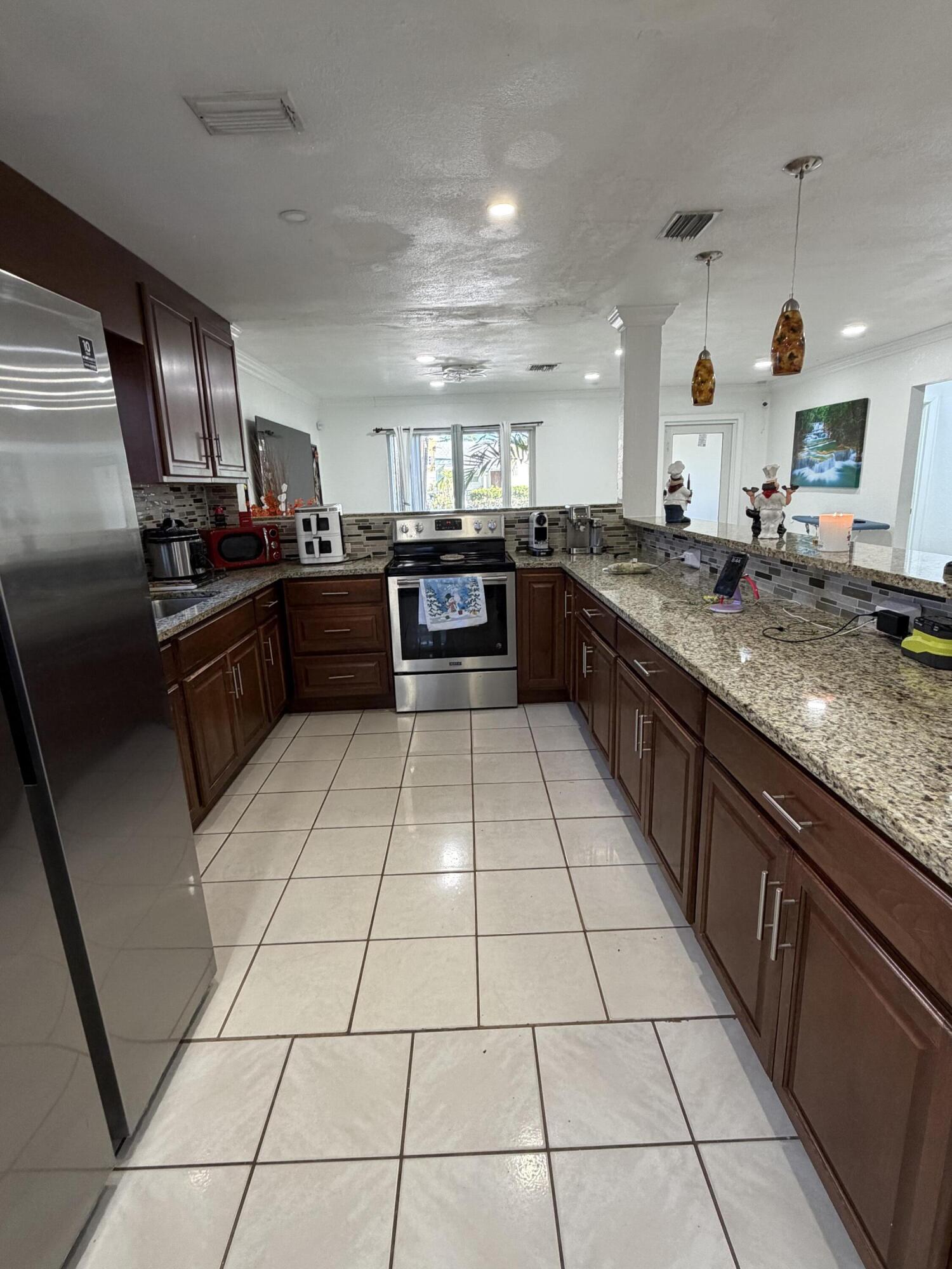 814 Colonial Road West Palm Beach, FL 33405 - Photo 3 of 8 IMG_8257