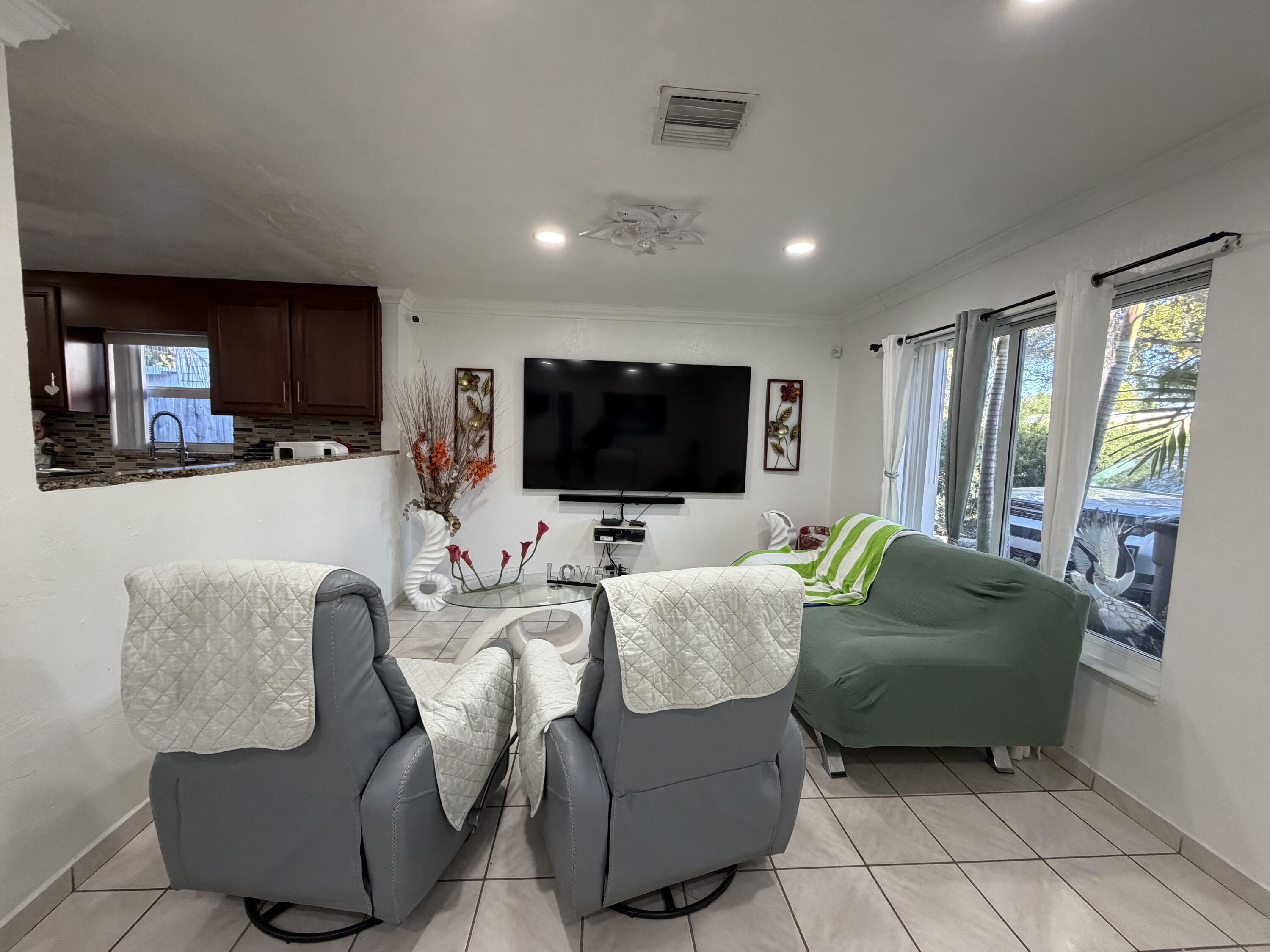 814 Colonial Road West Palm Beach, FL 33405 - Photo 6 of 8 IMG_8254
