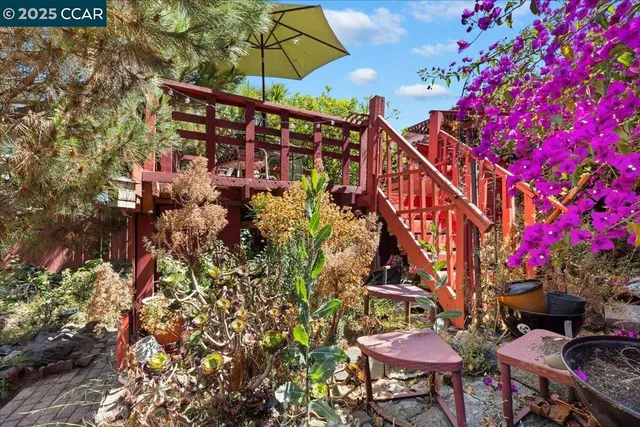 a view of entryway with an outdoor space