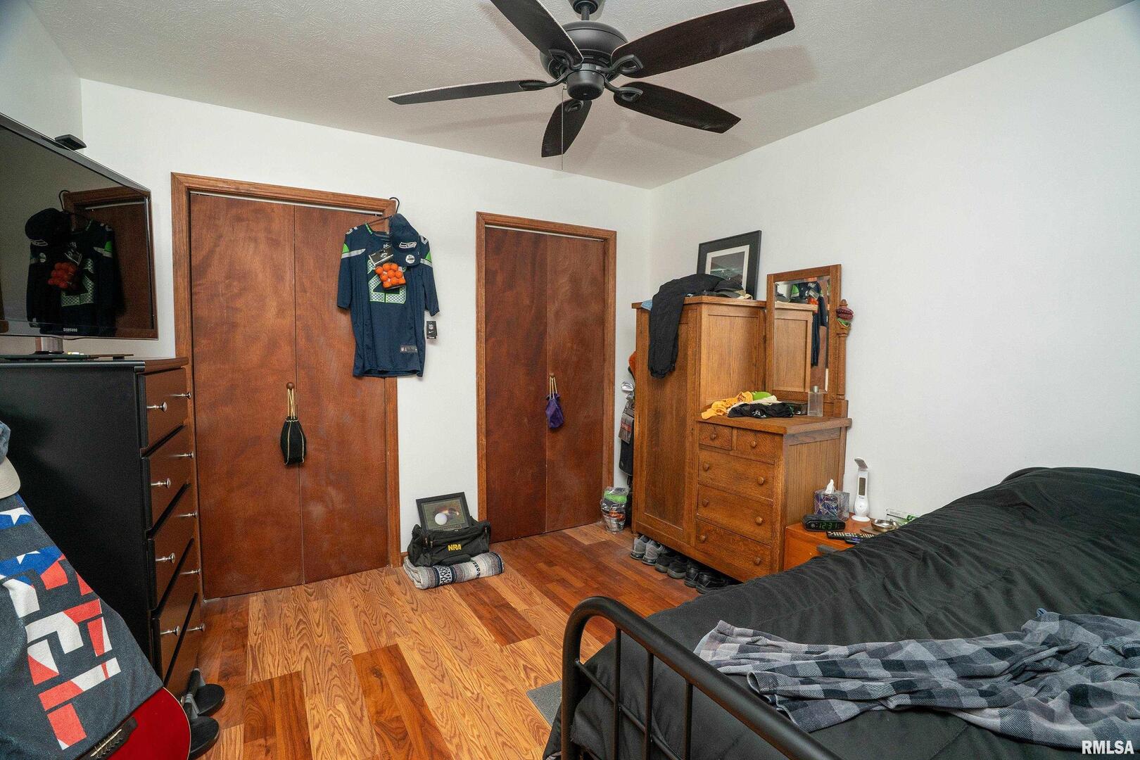 10543 Highway 149 Murphysboro, IL 62966 - Photo 39 of 54 a bedroom with a bed and a flat tv screen